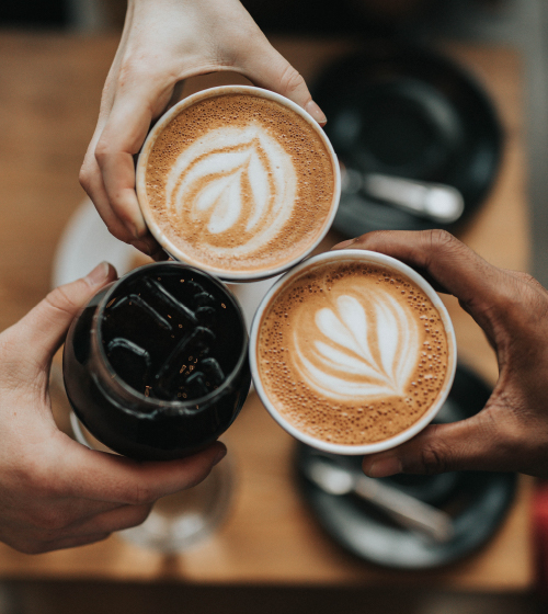 コーヒーで乾杯する様子